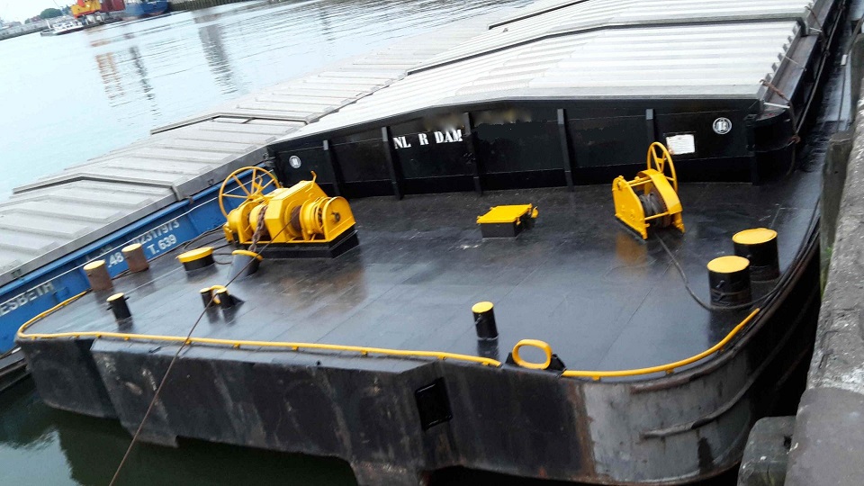 unpropelled barge with hatches 3000 Ton